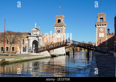 La porta principale dell'Arsenale Veneziano con ponte de l'Arsenal o del Paradiso in legno a Venezia Foto Stock