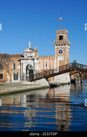 La porta principale dell'Arsenale Veneziano con ponte de l'Arsenal o del Paradiso in legno a Venezia Foto Stock