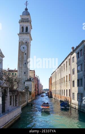 Campanile pendente della chiesa di San Giorgio dei Greci sul canale Rio dei Greci a Venezia Foto Stock