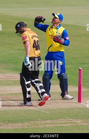 Chester le Street, Inghilterra, 13 settembre 2020. David Bedingham, il guardiano del wicket di Durham, ha lanciato la palla al bowler durante la loro partita Vitality Blast al Riverside Ground, Chester le Street. Il battsman è il capitano del Leicestershire Colin Ackermann. Foto Stock