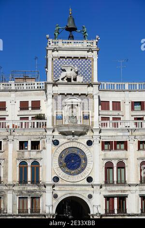 Edificio rinascimentale della Torre dell'Orologio di San Marco in Piazza San Marco a Venezia Foto Stock