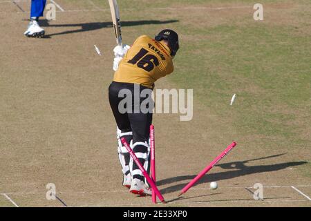 Chester le Street, Inghilterra, 13 settembre 2020. Tom Taylor of Leicester Foxes è calciato da Brydon Carse di Durham durante la loro partita Vitality Blast al Riverside Ground. Foto Stock