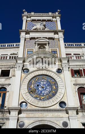 Edificio rinascimentale della Torre dell'Orologio di San Marco in Piazza San Marco a Venezia Foto Stock