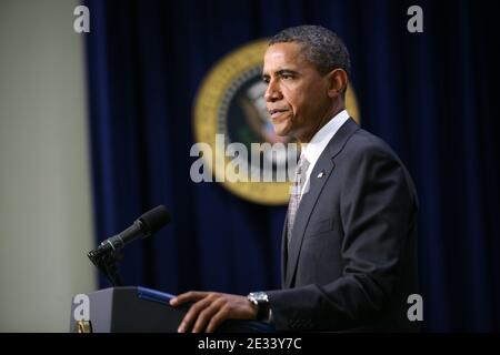 "IL presidente DEGLI STATI UNITI Barack Obama ha annunciato l'espansione della sua iniziativa "Educate to Innovate" per migliorare la scienza, la tecnologia, l'ingegneria e l'istruzione matematica (STEM) presso l'Auditorium South Court della Casa Bianca a Washington, DC, USA il 16 settembre 2010. I membri del Change the Equation Board in corso per l'evento sono stati: Craig Barrett, ex CEO e presidente del Board, Intel e presidente del Board, Change the Equation; Sally Ride, presidente e CEO, Sally Ride Science e vicepresidente del Board, Change the Equation; Ursula Burns, Presidente e CEO di Xerox; Glenn Britt, CE Foto Stock