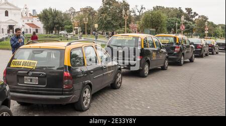 I taxi con gli adesivi anti-Uber Ride condividono a Buenos Aires, Argentina Foto Stock