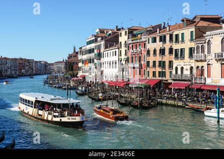 Vaporetto veneziano sul Canal Grande a Venezia, Italia, Foto Stock