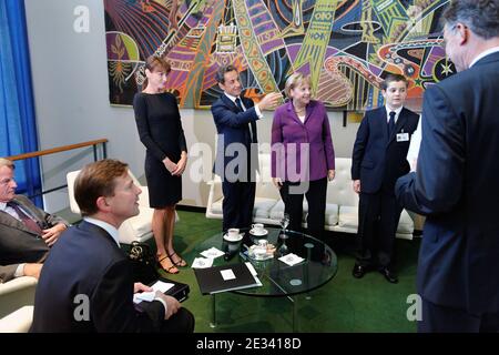 Il presidente francese Nicolas Sarkozy, sua moglie Carla Bruni-Sarkozy, il ministro degli Esteri Bernard Kouchner (far L) e il figlio di Sarkozy Louis (R) partecipano ad un incontro con la cancelliera tedesca Angela Merkel (C) nella sede delle Nazioni Unite a New York City, NY, USA il 20 settembre 2010. Il presidente francese Nicolas Sarkozy è in visita a New York per un giorno per partecipare a un vertice sugli obiettivi di sviluppo del Millennio presso la sede delle Nazioni Unite. Foto di Lionel Bonaventure/piscina/ABACAPRESS.COM Foto Stock