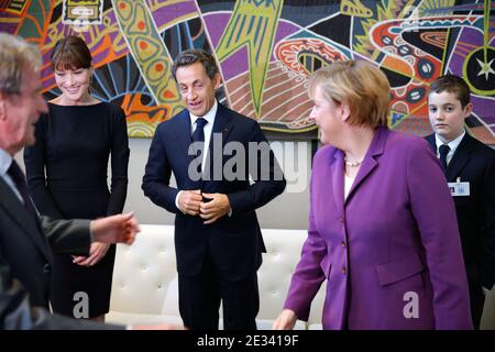 Il presidente francese Nicolas Sarkozy(C), sua moglie Carla Bruni-Sarkozy, il ministro degli Esteri Bernard Kouchner(L) e il figlio di Sarkozy Louis partecipano ad un incontro con la cancelliera tedesca Angela Merkel (R) nella sede delle Nazioni Unite a New York City, NY, USA il 20 settembre 2010. Il presidente francese Nicolas Sarkozy è in visita a New York per un giorno per partecipare a un vertice sugli obiettivi di sviluppo del Millennio presso la sede delle Nazioni Unite. Foto di Lionel Bonaventure/piscina/ABACAPRESS.COM Foto Stock