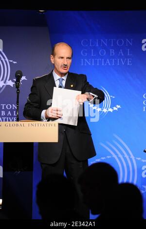 L'ex presidente costaricano Jose Maria Figueres sul palco durante la sessione di apertura della Clinton Global Initiative 2010, tenutasi presso lo Sheraton Hotel and Towers a New York City, NY, USA il 21 settembre 2010. Foto di Greylock/ABACAPRESS.COM (nella foto: Jose Maria Figueres) Foto Stock