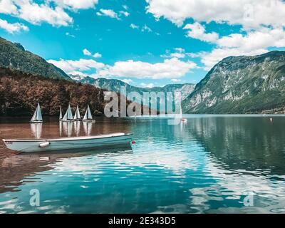 Lago montagne barche a vela bohinj. Parco nazionale del Triglav, slovenia. Natura sfondo. Foto Stock