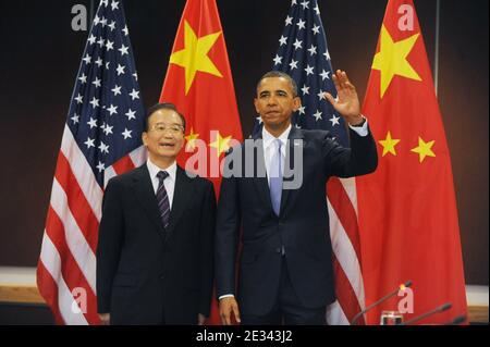 Il presidente DEGLI STATI UNITI Barack Obama (R) si è fatto un'onda ai membri della stampa accanto al Premier della Cina Wen Jiabao (L) durante il loro incontro bilaterale presso la sede centrale dell'ONU a New York, City, NY, USA il 23 settembre 2010. L'incontro tra il presidente Obama e il Premier Wen si svolge a margine della sessantacinquesima sessione dell'Assemblea generale delle Nazioni Unite (UNGA). Foto di Michael Reynolds/ABACAPRESS.COM (nella foto: Barack Obama, Wen Jiabao) Foto Stock