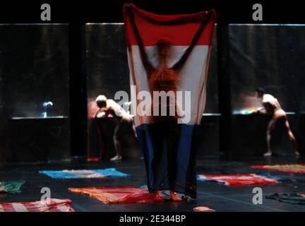 'Dress prohearsal da 'Suivront mille ans de calme'' coreografia per 20 ballerini di Angelin Preljocaj- Ballet Preljocaj e Bolchoi Theatre Company produzione per ''biennale de la danse de Lyon'' a Lione, Francia, il 23 settembre 2010. Foto di Vincent Dargent/ABACAPRESS.COM ' Foto Stock