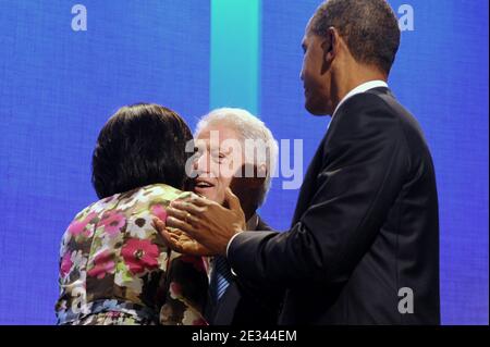 L'ex presidente degli Stati Uniti Bill Clinton (C) saluta la First Lady Michelle Obama (L) mentre il presidente degli Stati Uniti Barack Obama (R) guarda alla Clinton Global Initiative (CGI) a New York City, NY, USA il 23 settembre 2010. Il presidente Obama si è Unito a sessantaquattro capi di stato attuali ed ex nel partecipare alla sesta riunione annuale della CGI. Secondo Bill Clinton, l'impegno dei membri della CGI ha migliorato la vita di oltre 220 milioni di persone in 170 paesi. L'incontro del 2010 prevede una sessione su "Pace e oltre in Medio Oriente". Foto di Michael Reynolds/EPA Pool/ABACAPRESS.COM Foto Stock