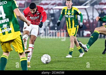 ALKMAAR, PAESI BASSI - GENNAIO 16: (L-R): Zakaria Aboukhlal di AZ punteggio / tiro un obiettivo (2:1) durante la partita olandese Eredivisie tra AZ e ad Foto Stock