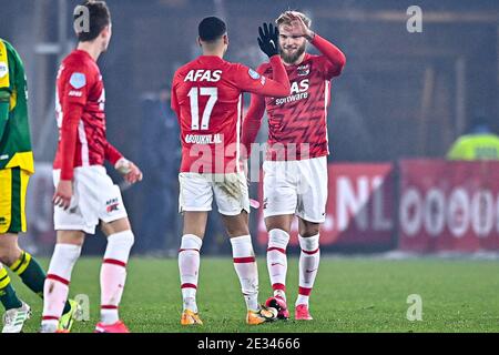 ALKMAAR, PAESI BASSI - GENNAIO 16: (L-R): Zakaria Aboukhlal di AZ, Timo Letschert di AZ che celebra la vittoria (2:1) durante la partita olandese Eredivisie BE Foto Stock