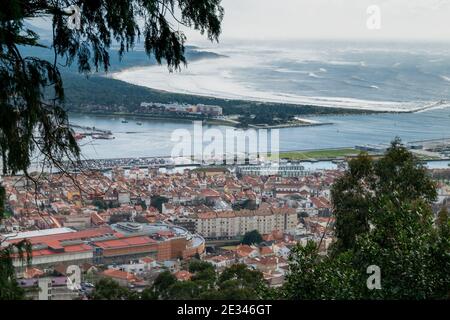 Viana do Castelo nel nord del Portogallo oceano e Rio Lima vista dei margini dal punto più alto Foto Stock