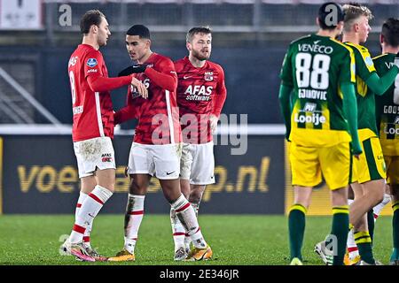 ALKMAAR, PAESI BASSI - GENNAIO 16: (L-R): Teun Koopmeiners di AZ, Zakaria Aboukhlal di AZ che celebra la vittoria (2:1) durante la partita olandese di Eredivisie Foto Stock