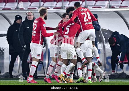 ALKMAAR, PAESI BASSI - GENNAIO 16: (L-R): Zakaria Aboukhlal di AZ festeggiando il traguardo con la squadra (2:1) durante la partita olandese Eredivisie tra AZ e ad Foto Stock