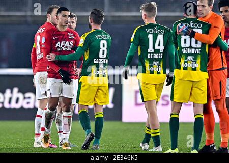 ALKMAAR, PAESI BASSI - GENNAIO 16: (L-R): Zakaria Aboukhlal di AZ, John Goossens di ADO Den Haag dopo la fine della partita (2:1) durante il MAT Eredivisie olandese Foto Stock