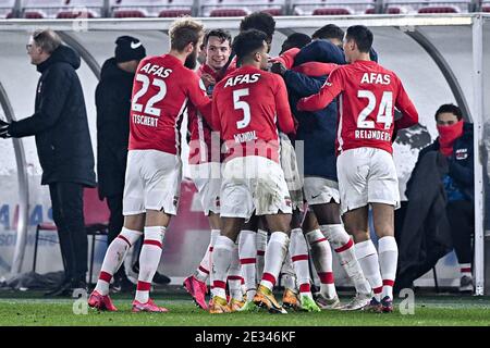 ALKMAAR, PAESI BASSI - GENNAIO 16: (L-R): Zakaria Aboukhlal di AZ festeggiando il traguardo con la squadra (2:1) durante la partita olandese Eredivisie tra AZ e ad Foto Stock