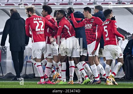 ALKMAAR, PAESI BASSI - GENNAIO 16: (L-R): Zakaria Aboukhlal di AZ festeggiando il traguardo con la squadra (2:1) durante la partita olandese Eredivisie tra AZ e ad Foto Stock