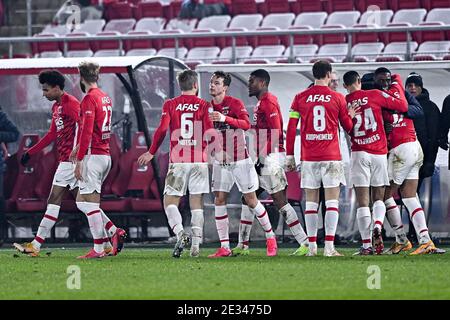 ALKMAAR, PAESI BASSI - GENNAIO 16: (L-R): Zakaria Aboukhlal di AZ festeggiando il traguardo con la squadra (2:1) durante la partita olandese Eredivisie tra AZ e ad Foto Stock