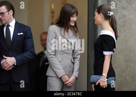 La prima Signora francese Carla Bruni-Sarkozy parla con la Principessa ereditaria Vittoria di Svezia e vicino al Principe Daniele all'Elysee Palace di Parigi, in Francia, il 28 settembre 2010. La corona svedese, la principessa Victoria e suo marito, il principe Daniel, sono al loro primo viaggio ufficiale all'estero dal loro matrimonio appena tre mesi fa. Sono in Francia per ripercorrere le orme dell'antenato francese della dinastia Bernadotte che divenne re di Svezia quasi 200 anni fa. Foto di Nicolas Gouhier/ABACAPRESS.COM Foto Stock