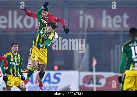 ALKMAAR, PAESI BASSI - GENNAIO 16: (L-R): Andrei Florin Ratiu di ADO Den Haag, Zakaria Aboukhlal di AZ durante la partita olandese di Eredivisie tra AZ An Foto Stock