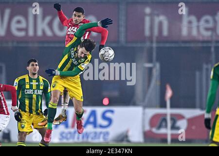 ALKMAAR, PAESI BASSI - GENNAIO 16: (L-R): Andrei Florin Ratiu di ADO Den Haag, Zakaria Aboukhlal di AZ durante la partita olandese di Eredivisie tra AZ An Foto Stock