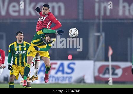 ALKMAAR, PAESI BASSI - GENNAIO 16: (L-R): Andrei Florin Ratiu di ADO Den Haag, Zakaria Aboukhlal di AZ durante la partita olandese di Eredivisie tra AZ An Foto Stock