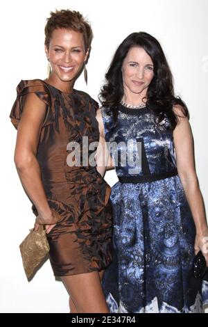 Nicole Ari Parker e Kristin Davis in arrivo per il "Simposio delle donne che si impossessano" tenuto presso l'Aqua Lounge di Beverly Hills, California, il 28 settembre 2010. Foto di Tony DiMaio/ABACAPRESS.COM (nella foto: Nicole Ari Parker, Kristin Davis) Foto Stock