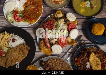 Vista dall'alto di vari piatti della cucina colombiana il tavolo del ristorante Foto Stock