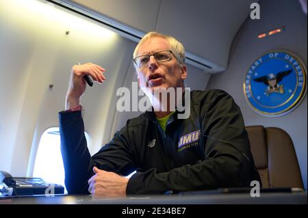 Washington, Stati Uniti. 14 gennaio 2021. Il Segretario della Difesa degli Stati Uniti Chris Miller parla ai giornalisti su un aereo governativo in viaggio verso la base congiunta Andrews 14 gennaio 2021 in volo. Credit: Planetpix/Alamy Live News Foto Stock