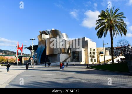 Il Museo Guggenheim di Bilbao in una giornata di sole Foto Stock