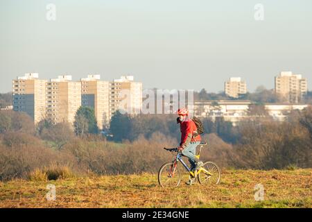 Un ciclista Godetevi un pomeriggio soleggiato in inverno durante Coronavirus blocco nel 2021 Foto Stock