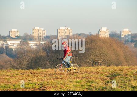 Un ciclista Godetevi un pomeriggio soleggiato in inverno durante Coronavirus blocco nel 2021 Foto Stock