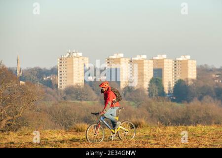 Un ciclista Godetevi un pomeriggio soleggiato in inverno durante Coronavirus blocco nel 2021 Foto Stock
