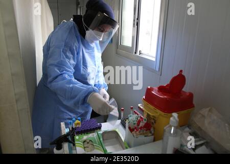 Tripoli, Libano. 16 gennaio 2021. Un'infermiera si prepara per un test COVID-19 in un ospedale di Tripoli, Libano, 16 gennaio 2021. Il Libano ha registrato sabato 5,872 nuove infezioni COVID-19, portando il numero totale dei casi nel paese a 249,158. Credit: Khaled/Xinhua/Alamy Live News Foto Stock