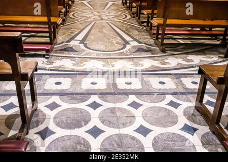 Spagna Tarragona Ispanica Catalunya Pla de la Seu Metropolitan Cattedrale Basilica Catedral Basilica Chiesa cattolica all'interno dell'interno Romanesqu Foto Stock