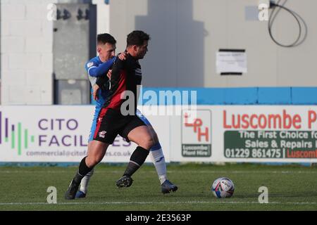 BARROW A FURNESS, INGHILTERRA. 16 GENNAIO: Scott Quigley di Barrow combatte con Harrison McGahey di Scunthorpe United durante la partita di Sky Bet League 2 tra Barrow e Scunthorpe Uniti alla Holker Street, Barrow-in-Furness sabato 16 gennaio 2021. (Credit: Mark Fletcher | MI News) Foto Stock