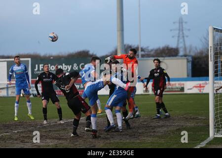 BARROW A FURNESS, INGHILTERRA. 16 GENNAIO: Mark Howard of Scunthorpe United punches Clear da Barrow's Matthew Platt durante la partita Sky Bet League 2 tra Barrow e Scunthorpe Uniti alla Holker Street, Barrow-in-Furness sabato 16 gennaio 2021. (Credit: Mark Fletcher | MI News) Credit: MI News & Sport /Alamy Live News Foto Stock