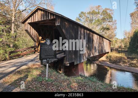 Ponte coperto di Red Oak Creek costruito da Horace King nel 1840's nella Georgia occidentale rurale, Stati Uniti. Foto Stock