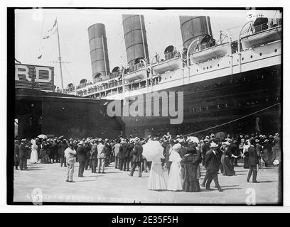 LUSITANIA - arrivo a New York; primo piano del lato tribordo al molo; folla di ampia categoria o oggetto- navi.sul molo), Photo Bain Coll. - Bain Foto Stock