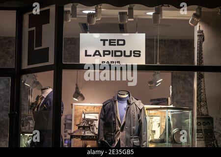 BELGRADO, SERBIA - 20 DICEMBRE 2020: Logo Ted Lapidus di fronte al loro negozio in una strada di Belgrado di notte. Ted Lapidus è stato un fashion designer francese Foto Stock