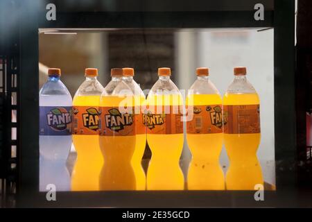 BELGRADO, SERBIA - 6 GIUGNO 2019: Logo di Fanta su bottiglie di arancione e Shokata (blu) in vendita a Belgrado. Fanta è un marchio tedesco di soda d'arancia c Foto Stock