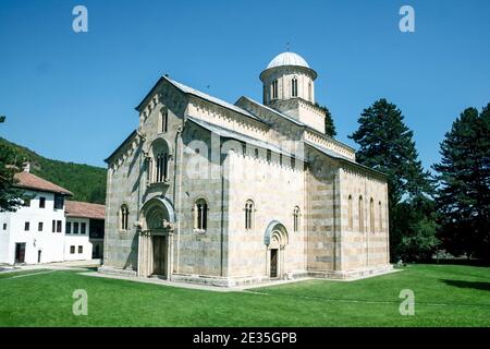 Chiesa principale e cappella del monastero manastir Visoki decani a Decan, Kosovo. È uno dei principali monasteri ortodossi serbi del Kosovo e un ma Foto Stock