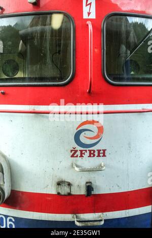 SARAJEVO, BOSNIA-ERZEGOVINA - 3 GIUGNO 2008: Locomotiva elettrica con il logo di ZFBH chiamato anche Zeljeznice Federacije Bosne i Hercegovine, è Foto Stock