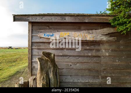 Noleggio di kayak e biciclette presso lo Spencer Spit state Park sull'isola di Lopez a Washington, Stati Uniti Foto Stock