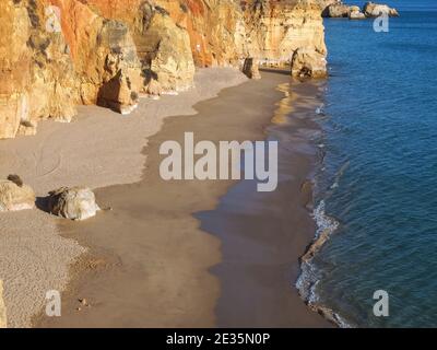 Veduta aerea della vuota praia Alemao a Portimao, Costa dell'algarve, Portogallo Foto Stock