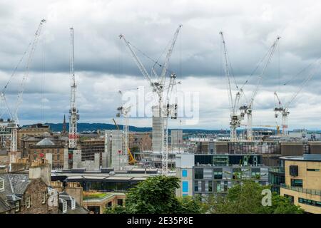 Blick vom Calton Hill auf die Altstadt von Edinburgh mit Baukranen Foto Stock